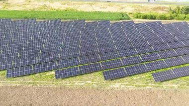 Güneş enerjisi çiftliğinde güneşli bir gün