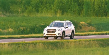 Yeşil manzaralı gösterişli bir arazi aracı.