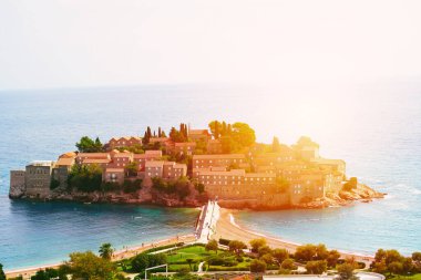 Karadağ 'daki Adriyatik Adası tatil beldesi