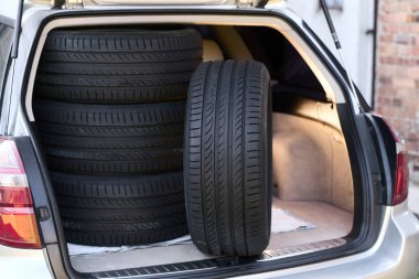Yeni yaz lastikleri arabanın bagajına istiflenmiş.