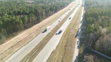 Yol nakliye aracı yeşil alandan geçiyor.