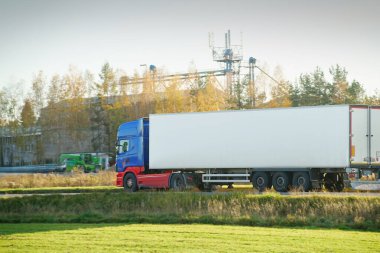 Kargo kamyonu gün doğumunda yola çıkıyor.