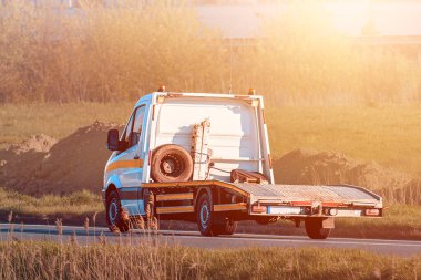 Kırsal alanda boş turuncu nakliye kamyonu