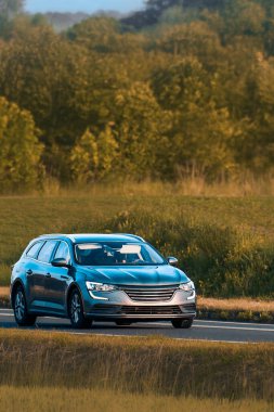 Yeşil tarlalardan geçen geniş bir arazi arabası.