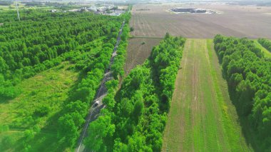 Kırsal bir otoyolun manzaralı görüntüsü