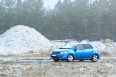 Şehir arabası kar fırtınasının içinden geçiyor.