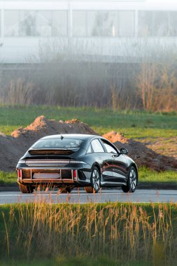 Açık otoyolda elektrikli cip.