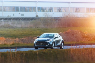 Kırsal bölgede elektrikli arazi aracı sürücüsü.