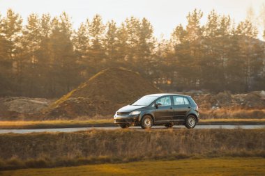 Hatchback aracı kırsal arazinin tadını çıkarıyor