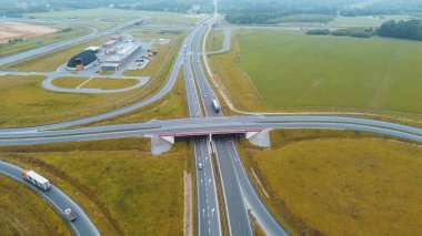 Avrupa 'da modern otoyol kavşağının havadan görünüşü