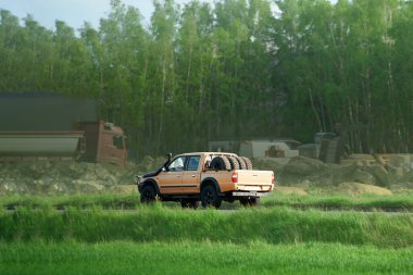 Karlı dağları olan bir kamyon.