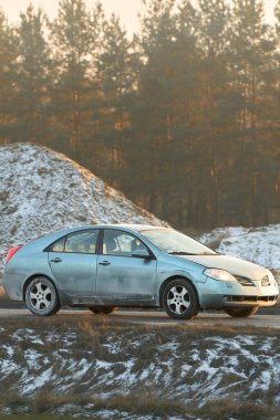 Karlı yol kenarında kirli bir kesişme.