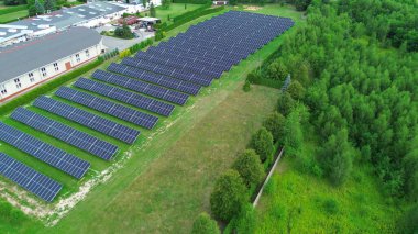Güneş panelleri kullanan sanayi tesisleri