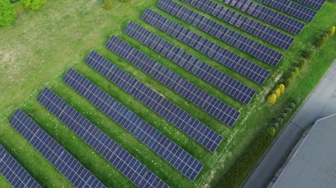 Yeşil elektrik üreten modern güneş panelleri