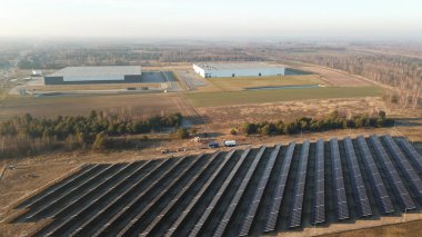 Sürdürülebilir güneş enerjisi çiftliği hava görüntüsü