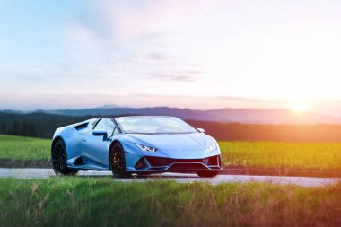 Kırsal yolda yüksek performanslı bir araba.