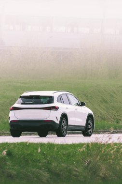 Kırsal yolda pahalı bir SUV aracı.