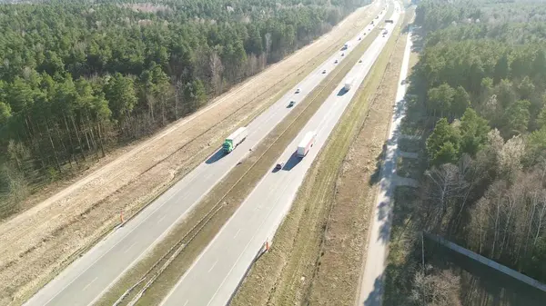 Yol nakliye aracı yeşil alandan geçiyor.
