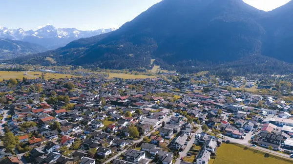 Tepelerle çevrili manzaralı bir dağ köyü.