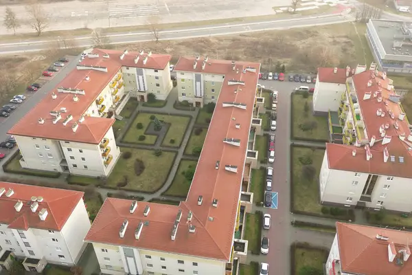 Modern banliyö mahallesinin insansız hava aracı görüntüsü