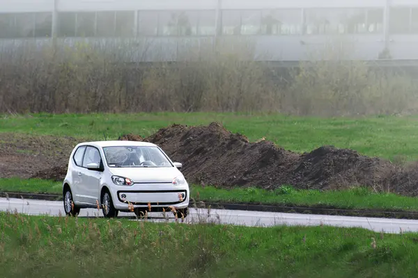 Sokak yolunda makul fiyatlı küçük şehir arabası