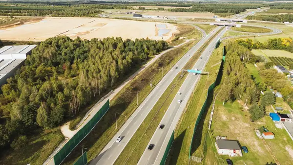 Orman manzarası boyunca havadan otoyol manzarası