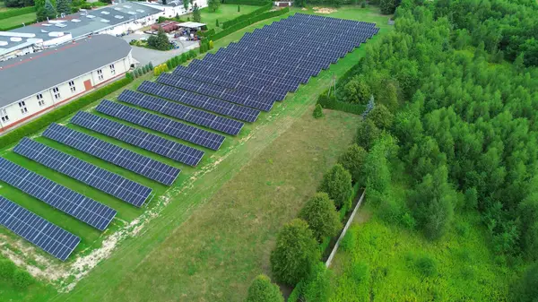 Güneş panelleri kullanan sanayi tesisleri