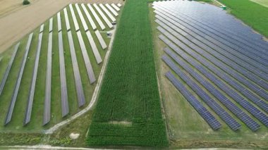 Doğal ortamdaki sürdürülebilir enerji panelleri