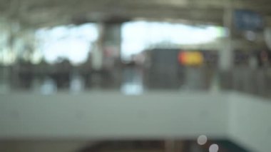 Uçsuz bucaksız havaalanı. Yürüyen yolcular bulanık.