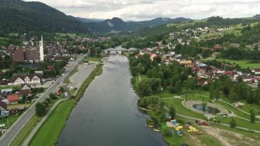 Doğayla çevrili sessiz bir köy ve nehir.