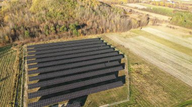 Sonbahar manzarasında güneş paneli çiftliği