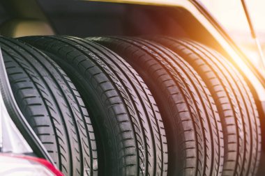 Araç bagajında yaz lastikleri taşıyorum.