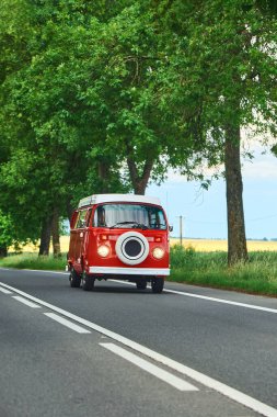 Yolda giden eski bir minibüs.