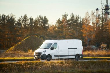 Kamyon manzaralı kırsal alanda gidiyor.