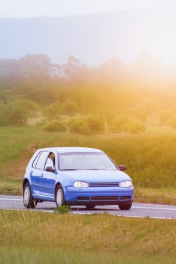 Temiz yaz ışığında sürüş yapan simgesel retro model
