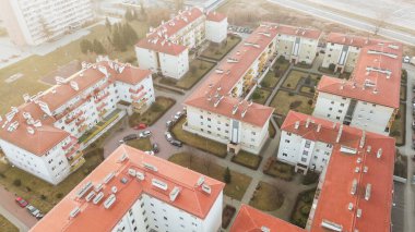 Hava manzaralı, kırmızı çatısı olan modern yerleşim alanı