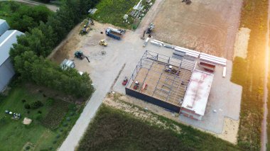 İşçiler güneşli bir günde ticari mülk inşa ediyorlar