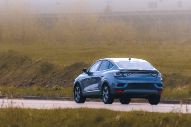 Kırsal yolda modern elektrikli araç