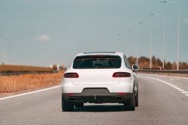 Beyaz araba boş bir otoyolda ilerliyor..