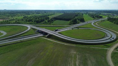 Doğa kırsal alanda yollarla kesişir.