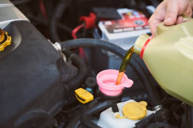 Araba tamiratı sırasında sentetik kayganlaştırıcı eklendi