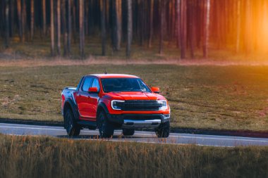 Açık doğada dört çekerli bir kamyon.