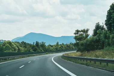 Güzel kırsal alanda otoyoldaki arabalar