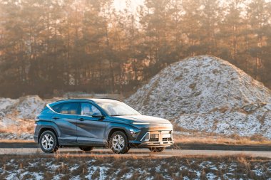 Yol tuzuyla kaplı modern bir araç.