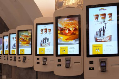 McDonalds 'ın Krakow, Polonya, Avrupa 12.06.2025 restoranında kendi kendine sipariş kioskları