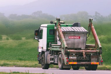 Çöp toplama aracının Remondis ticari logosu 12.08.2025 Polonya Avrupa