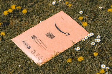 Çimlere yerleştirilen geri dönüştürülmüş karton zarf 05.05.2025 Polonya Avrupa