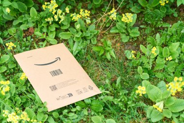 Yeşil çimlerde çevre dostu ambalaj 05.05.2025 Polonya Avrupa