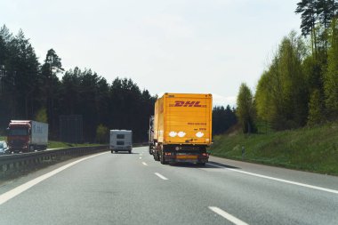 Avrupa yolunda DHL nakliye kamyonu 26.05.2025 Çek Cumhuriyeti, Avrupa