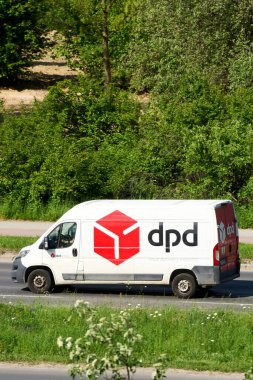 Polonya, Avrupa 26.05.2025 ormanlarından geçen kurye kamyonu.